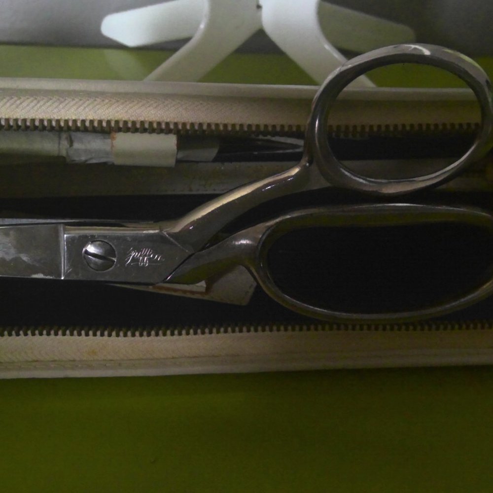 VINTAGE Griffon sewing scissors zippered leather case